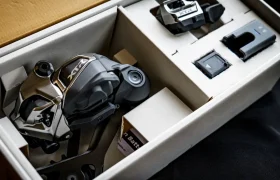 Un juego de desviador y cambios electrónicos Shimano XTR para bicicleta de montaña en caja, con batería y accesorios, de los kits de actualización Shimano, presentado en un embalaje personalizado.