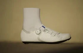 Una zapatilla de ciclismo Northwave Celsius R Arctic GTX de color blanco, con una polaina alta integrada en el tobillo y un sistema de cierre con rueda giratoria.