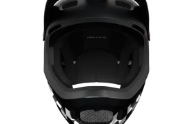 Vista frontal de un casco Coron Air integral a cuadros blancos y negros con aberturas de ventilación y acolchado interior visibles, como el que llevaba Robin Goomes.