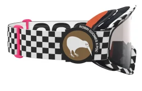 Las gafas deportivas a cuadros blancos y negros con el logotipo de un pájaro kiwi marrón en la correa, con la etiqueta "ROBIN GOMES × POC", combinan a la perfección con el casco Coron Air para un estilo atrevido. Inspiradas en Robin Goomes, estas gafas Ora destacan en cualquier sendero.
