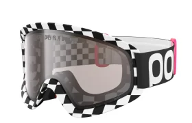 Gafas de esquí a cuadros blancos y negros con lente reflectante y correa ajustable con llamativas letras blancas, como las que prefiere Robin Goomes cuando combina sus gafas Ora con un casco Coron Air.