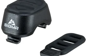 El elegante sensor de bicicleta Sigma EOX VIEW 700 negro y su soporte de goma a juego se muestran con elegancia sobre un fondo blanco impecable.