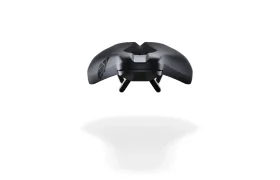 Un controlador de juego negro se encuentra sobre un fondo blanco, sus dos agarres se presentan de manera muy similar al diseño de precisión del Sillín PRO Stealth Offroad Performance.