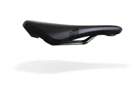 Sillín PRO Stealth Offroad Performance: Sillín de bicicleta de color negro con un diseño elegante y aerodinámico sobre fondo blanco.