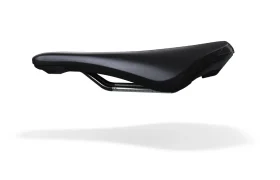 La imagen muestra el Sillín PRO Stealth Offroad Performance, un elegante sillín de bicicleta negro con un diseño aerodinámico y rieles de montaje visibles.