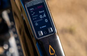 Primer plano de un potente cuadro de bicicleta con una pantalla digital Bosch Performance Line CX que muestra el porcentaje de batería, el modo, la velocidad, el nivel de asistencia y los datos del recorrido; el logotipo "WILD" es claramente visible en el cuadro.
