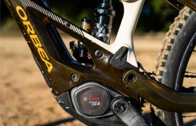 Primer plano del cuadro inferior de una bicicleta Orbea, en el que destaca el potente motor Bosch Performance Line CX y los componentes de la suspensión trasera.