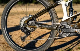 Primer plano de la rueda trasera y la transmisión de una bicicleta eléctrica de montaña, destacando los engranajes, la cadena, el desviador y el potente sistema de motor Bosch Performance Line CX.