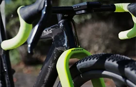 Primer plano de un cuadro de bicicleta de gravel RAYMON con cinta de manillar en amarillo neón y una horquilla delantera a juego.