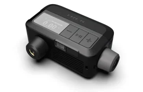 Dispositivo electrónico compacto y rectangular para inflado de ruedas con pantalla digital, botones y dos conectores, con la marca "Trek Air Rush" en la superficie superior.