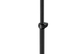 Una tija de asiento de bicicleta ajustable Air-Over-Air negra, ideal para los entusiastas de la MTB, cuenta con un mecanismo de montaje Tija RockShox Reverb AXS en la parte superior.