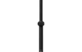 Una tija telescópica MTB negra con diseño cilíndrico, que incorpora un mecanismo de control RockShox Reverb AXS en la parte superior y varias marcas técnicas en la sección inferior para mayor precisión.