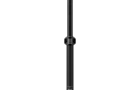 Tija de sillín telescópica para bicicleta RockShox Reverb AXS negra con mecanismo de ajuste, diseñada para entusiastas de la MTB, en posición vertical sobre un fondo blanco liso.