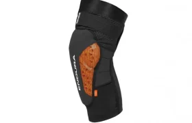 Rodillera de color negro y naranja con la marca "Protecciones Endura" en el lateral, diseñada para deportes o actividades al aire libre.