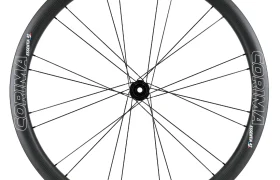 Una rueda de bicicleta de carbono Corima Essentia 42 negra con radios y marca en la llanta, perfecta para ruedas de gravilla o ruedas de resistencia, mostrada sobre un fondo blanco.