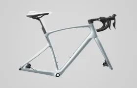 Un elegante cuadro plateado de bicicleta de carretera SCOTT Addict con tija de sillín, manillar y horquilla acoplados, sobre un fondo gris liso.