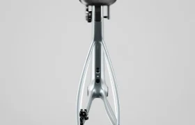 Vista desde arriba de un cuadro metálico de bicicleta SCOTT Addict con sillín, que muestra los soportes de la rueda trasera y un diseño limpio y minimalista sobre un fondo liso.
