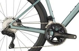 Primer plano de la rueda trasera, la cadena, el casete, el desviador y el plato de una SCOTT Addict sobre un fondo liso.