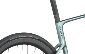 Primer plano de la parte trasera de una bicicleta moderna, con el sillín, la tija de sillín y la rueda trasera con la marca "SCOTT Addict" en el cuadro y "Schwalbe Pro One" en el neumático.