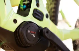 Primer plano de un motor Bosch CX montado en el cuadro de una bicicleta eléctrica de montaña, en el que se aprecian la biela y parte de la suspensión trasera, que aportan mayor comodidad; en la imagen, un modelo SCOTT Strike 2027.