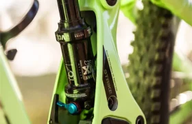 Primer plano del cuadro de una bicicleta de montaña SCOTT Strike 2027, en el que se aprecia un amortiguador trasero Fox en una bicicleta de doble suspensión de color verde, diseñada para ofrecer una comodidad óptima y equipada con un potente motor Bosch CX.
