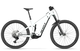 Una bicicleta de montaña eléctrica SCOTT Strike 2027 de color blanco, con suspensión delantera, neumáticos anchos y un sillín negro, ofrece una comodidad y un rendimiento excepcionales gracias a su potente motor Bosch CX. Se muestra sobre un fondo blanco.
