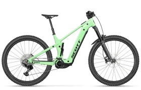Una bicicleta de montaña eléctrica SCOTT Strike 2027 de color verde menta, equipada con un potente motor Bosch CX, con sillín negro, suspensión delantera y neumáticos anchos con tacos para una comodidad óptima, vista de perfil sobre un fondo blanco.
