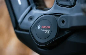 Primer plano del motor de una bicicleta eléctrica Bosch Performance Line CX, en el que se aprecian el logotipo y el nombre del modelo en la carcasa negra, tal y como se incluye en la SCOTT Strike 2027 para ofrecer mayor comodidad y el rendimiento fiable del motor Bosch CX.