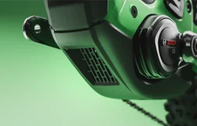 Primer plano de un motor Bosch CX para bicicleta eléctrica instalado en un cuadro verde de bicicleta SCOTT Strike 2027, con una biela negra y la cadena a la vista para mayor comodidad y rendimiento.