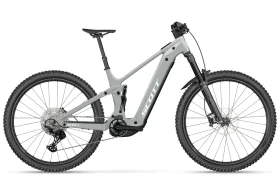 Una bicicleta eléctrica de montaña SCOTT Strike 2027 de color gris, con neumáticos anchos, batería central y suspensión delantera, ofrece una comodidad excepcional, realzada por su potente motor Bosch CX; fotografiada de perfil sobre un fondo blanco.