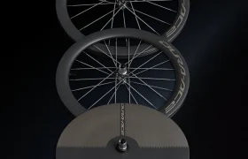 Se muestran cinco ruedas de carbono Shimano Dura-Ace diferentes, incluido el modelo WH-R9370, dispuestas verticalmente sobre un fondo oscuro, lo que permite apreciar las diferencias en la profundidad y el diseño de las llantas.