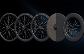 Se exhiben en fila cinco ruedas Shimano Dura-Ace de alto rendimiento, entre las que se incluye el modelo WH-R9370 con radios de carbono ligeros, —entre las que destacan una rueda de disco y varias ruedas aerodinámicas de perfil alto— sobre un llamativo fondo oscuro.