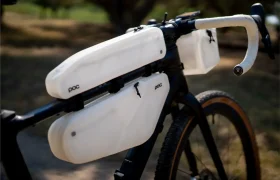 Una bicicleta negra cuenta con tres bolsas de almacenamiento blancas de la marca POC fijadas al cuadro y al manillar, que ofrecen un mejor tacto y mayor comodidad gracias a la cinta de manillar Silca Nastro Cuscino.