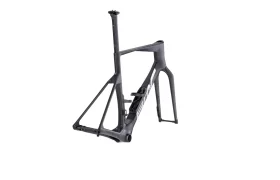 Cuadro y horquilla de bicicleta de carretera de carbono BMC VAR0 negro mate con tija de sillín integrada, vistos desde un ángulo frontal sobre un fondo blanco.