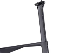 Un primer plano de una tija de sillín de bicicleta BMC VAR0 negra mate con marcas de medición, fijada al cuadro de la bicicleta.