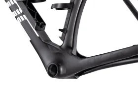 Vista de cerca de un cuadro de bicicleta BMC VAR0 negro que muestra el área del soporte del pedalier y parte del tubo inferior, con el cableado interno visible.