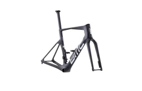 Un cuadro de bicicleta BMC VAR0 negro mate con la marca "BMC" blanca, mostrado sin ruedas, manillar ni otros componentes, aislado sobre un fondo blanco.