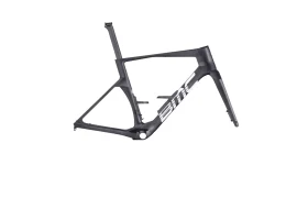 Un cuadro de bicicleta BMC VAR0 de fibra de carbono negro mate con la marca "BMC" blanca, mostrado sin ruedas, manillar ni otros componentes, sobre un fondo blanco limpio.