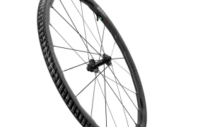 Una sola rueda de bicicleta negra con radios negros y un buje, mostrada sobre un fondo blanco liso, diseñada para aquellos que quieren rodar más rápido, como la innovadora Zipp 2026.