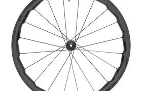 Una rueda de bicicleta de carbono Zipp 2026 negra con llanta de perfil aerodinámico y radios negros, diseñada para rodar más rápido, vista de lado sobre un fondo blanco.