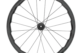 Una rueda de bicicleta Zipp 2026 de carbono negro con 12 radios, que presenta el logotipo de Zipp en la parte superior y un buje de freno de disco en el centro, diseñada para rodar más rápido.